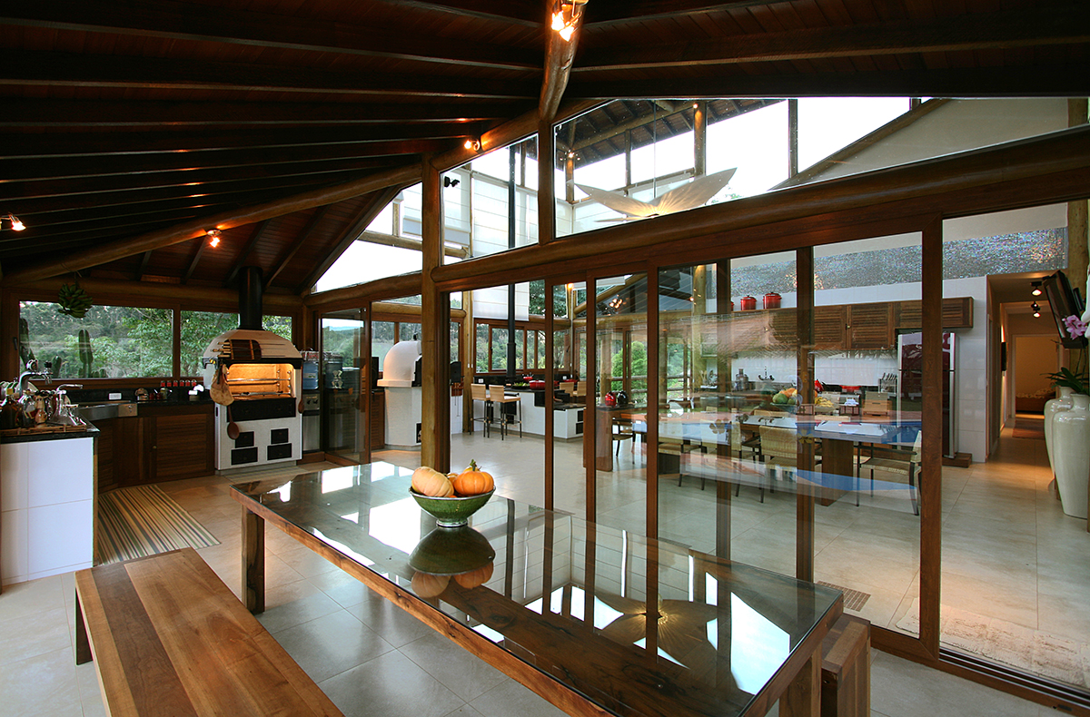 Casa de madera Passive House moderna con grandes ventanas en el bosque