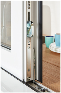 Detalle de los herrajes que favorecen el deslizamiento a del sistema Kömmerling PremiSlide76