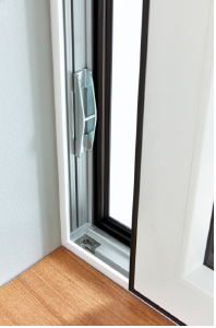 Detalle de los herrajes que favorecen el deslizamiento b del sistema Kömmerling PremiSlide76