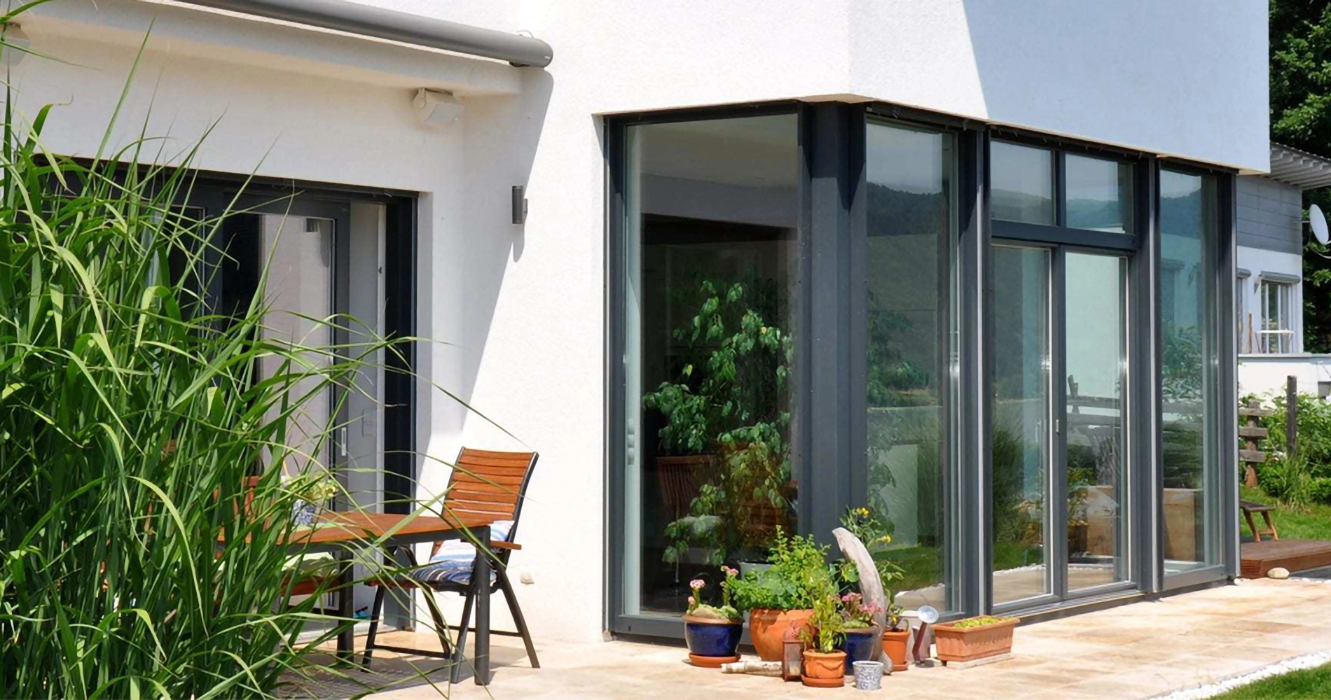 Cómo preparar tu vivienda para el verano mejorando el confort térmico Ventanales de PVC en vivienda moderna preparados para mejorar el confort térmico durante el verano